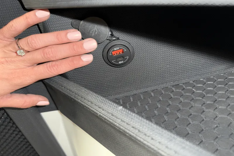 Slide: The Image of Cobalt R8 Outboard 2025 - 72