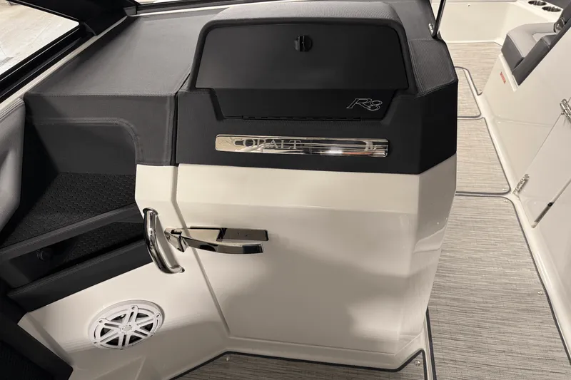 Slide: The Image of Cobalt R8 Outboard 2025 - 73