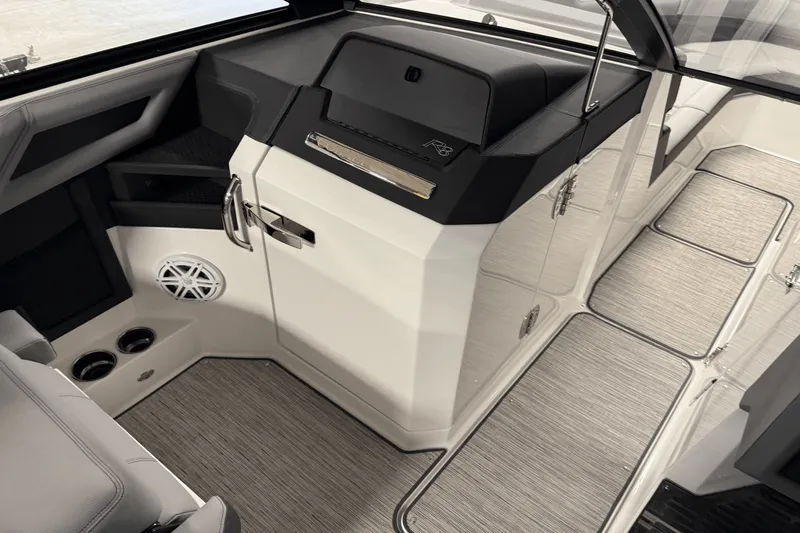 Slide: The Image of Cobalt R8 Outboard 2025 - 76