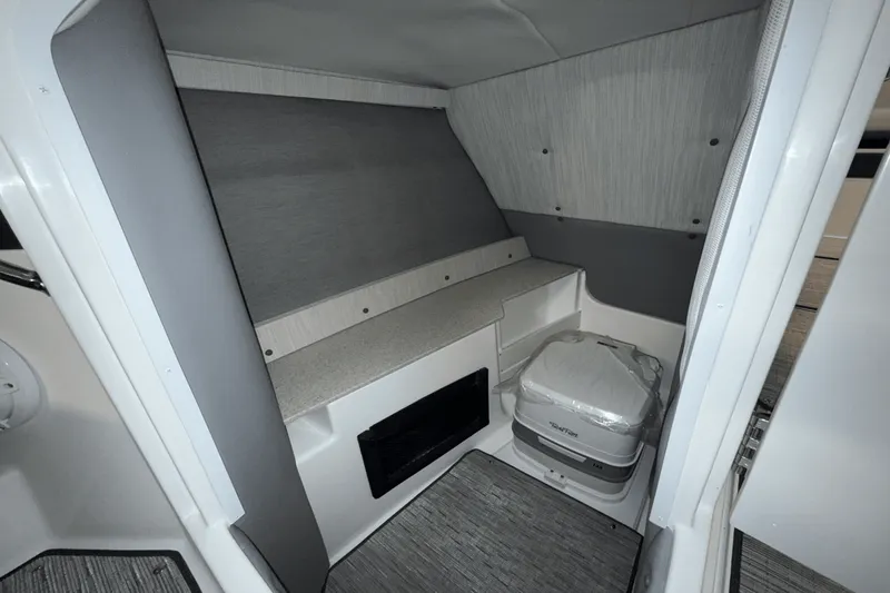 Slide: The Image of Cobalt R8 Outboard 2025 - 79