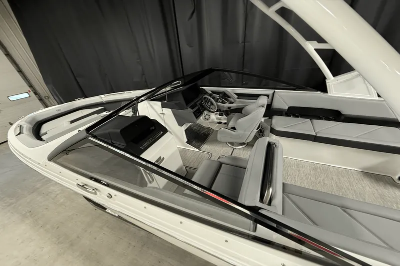 Slide: The Image of Cobalt R8 Outboard 2025 - 8