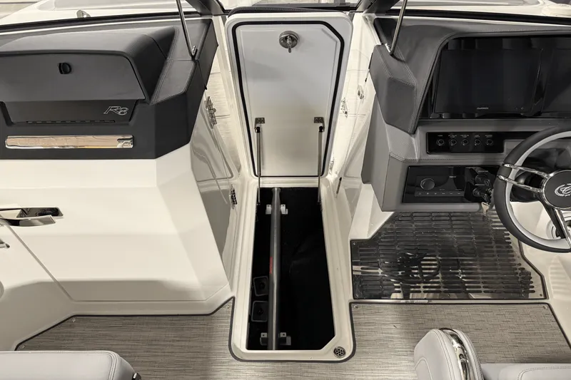 Slide: The Image of Cobalt R8 Outboard 2025 - 83