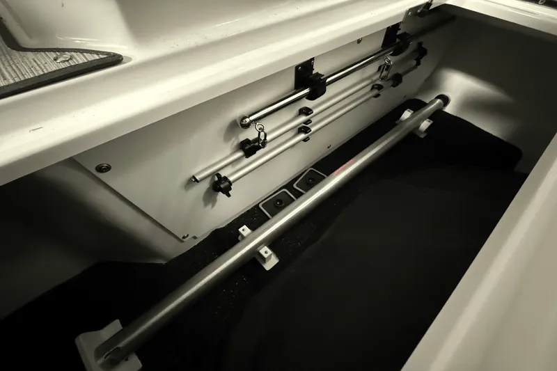 Slide: The Image of Cobalt R8 Outboard 2025 - 84