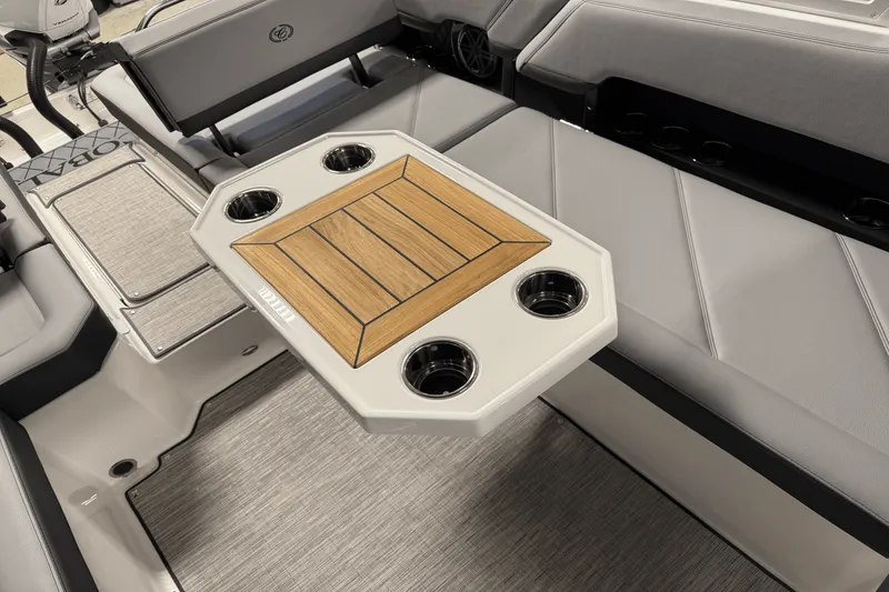 Slide: The Image of Cobalt R8 Outboard 2025 - 85