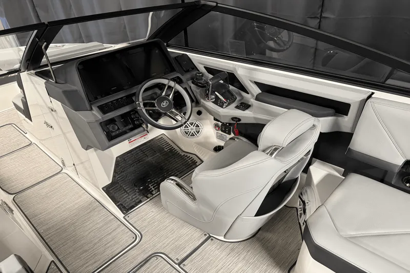 Slide: The Image of Cobalt R8 Outboard 2025 - 89