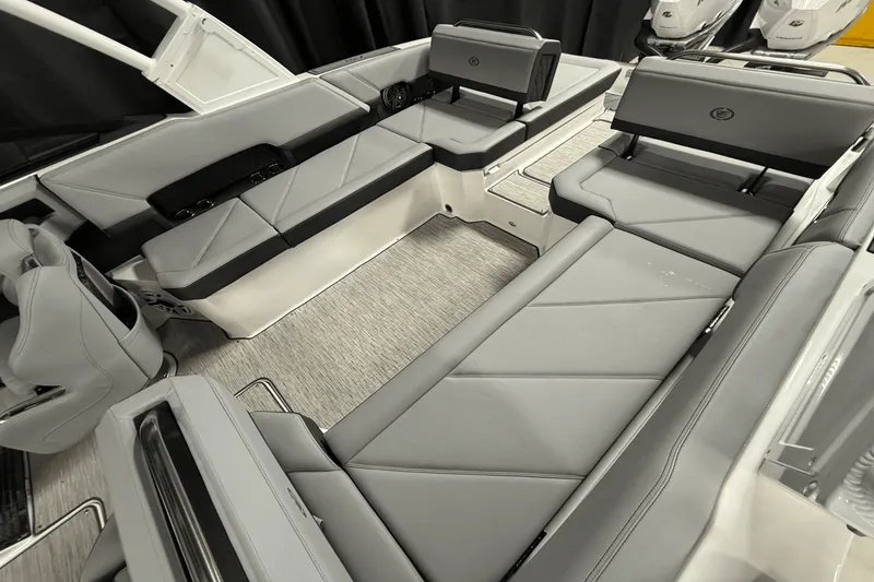 Slide: The Image of Cobalt R8 Outboard 2025 - 9