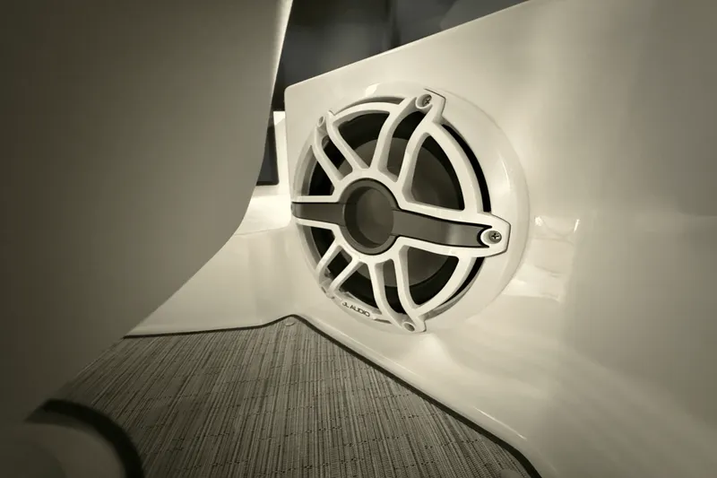 Slide: The Image of Cobalt R8 Outboard 2025 - 90