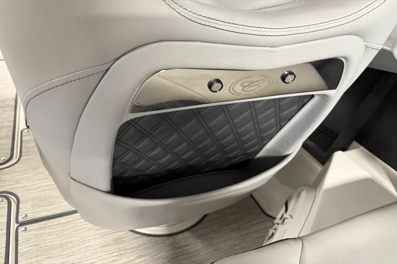 Slide: The Image of Cobalt R8 Outboard 2025 - 91