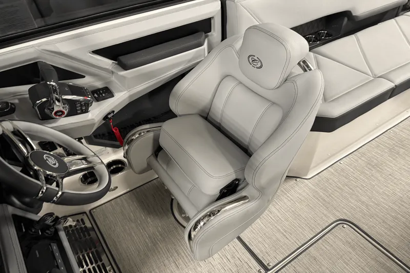 Slide: The Image of Cobalt R8 Outboard 2025 - 92