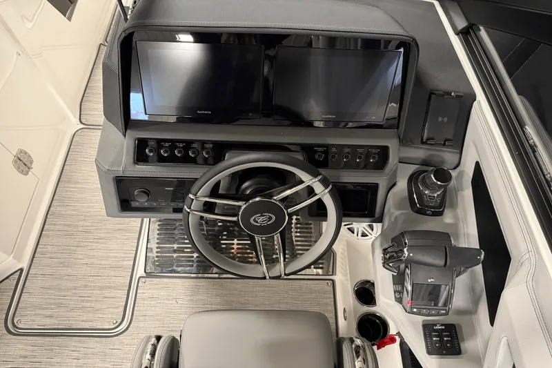 Slide: The Image of Cobalt R8 Outboard 2025 - 94