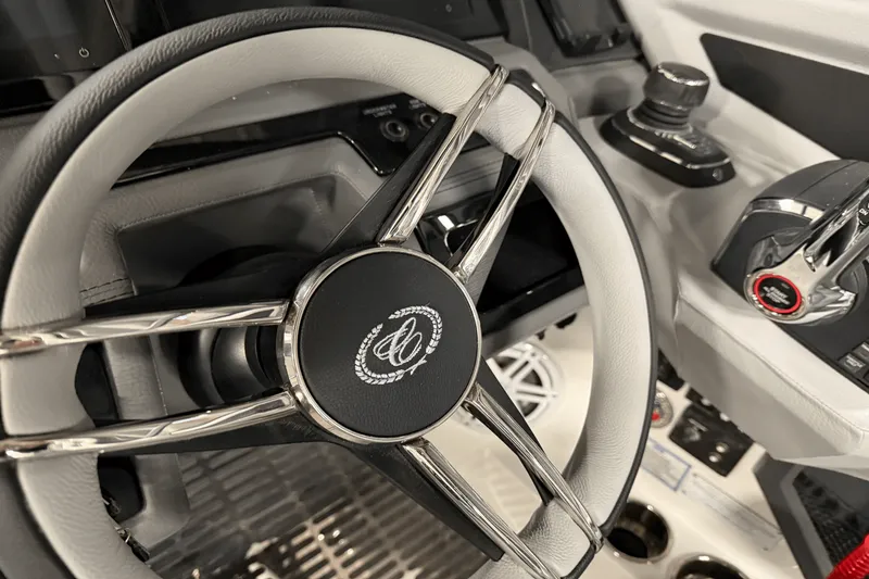 Slide: The Image of Cobalt R8 Outboard 2025 - 95