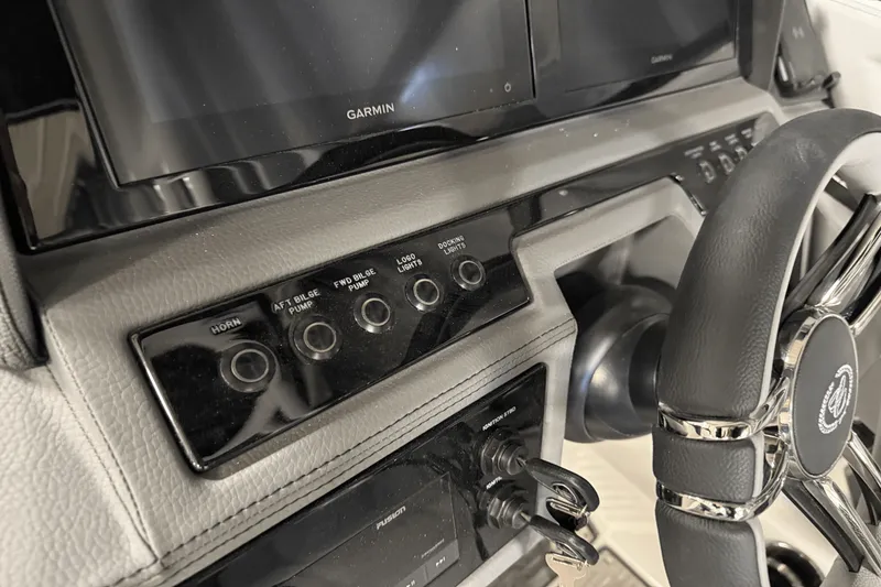 Slide: The Image of Cobalt R8 Outboard 2025 - 97