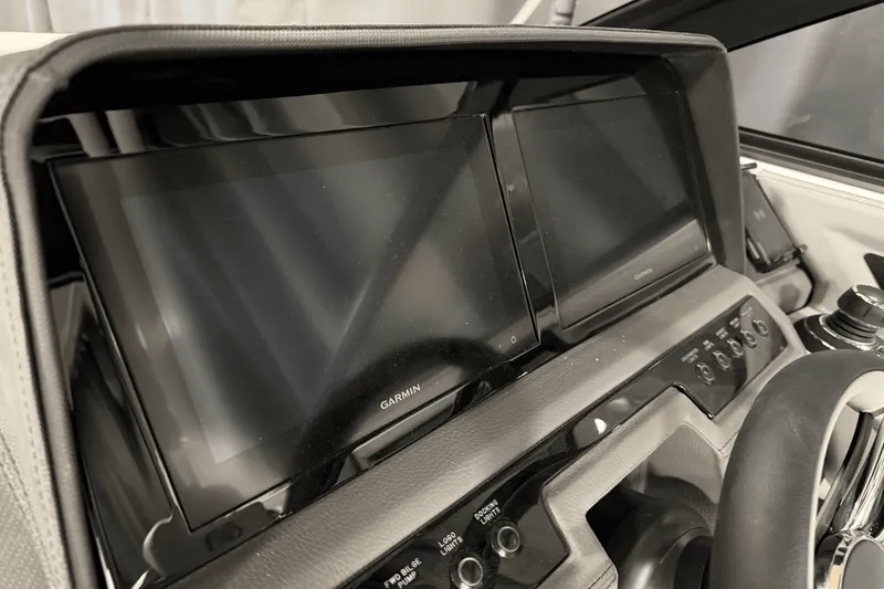 Slide: The Image of Cobalt R8 Outboard 2025 - 98