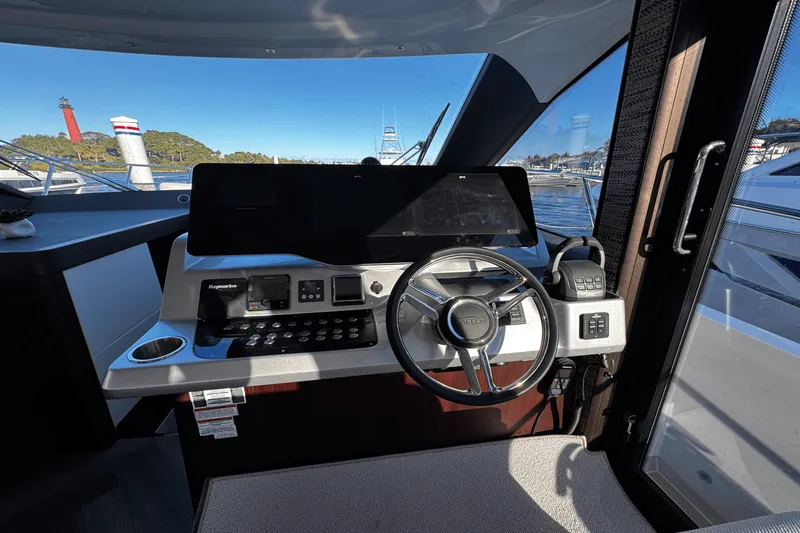 Slide: The Image of Galeon 450 HTC 2025 - 10