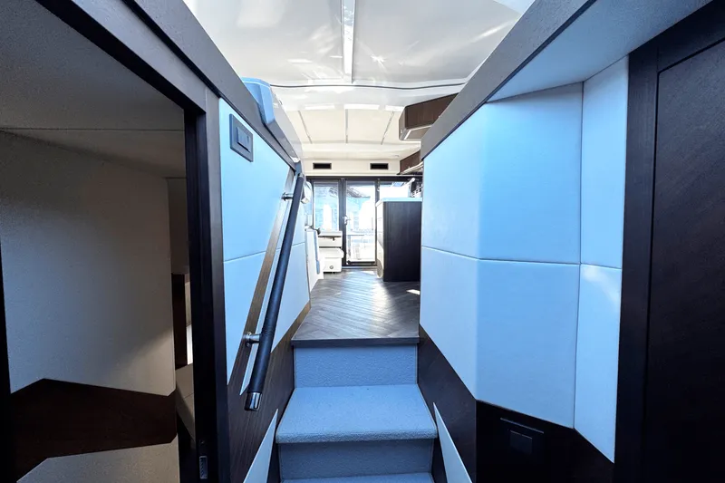 Slide: The Image of Galeon 450 HTC 2025 - 16