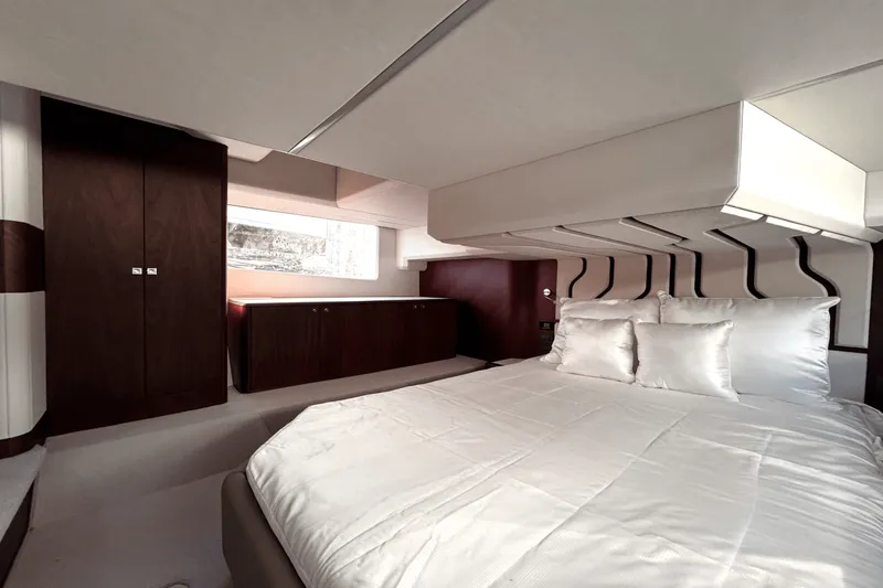 Slide: The Image of Galeon 450 HTC 2025 - 17