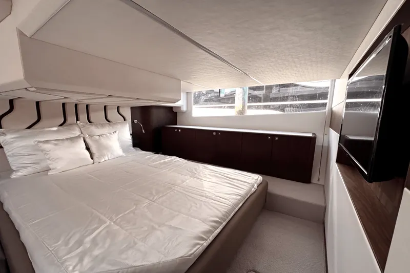 Slide: The Image of Galeon 450 HTC 2025 - 19