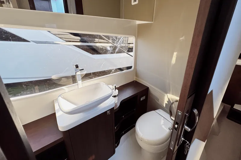 Slide: The Image of Galeon 450 HTC 2025 - 21