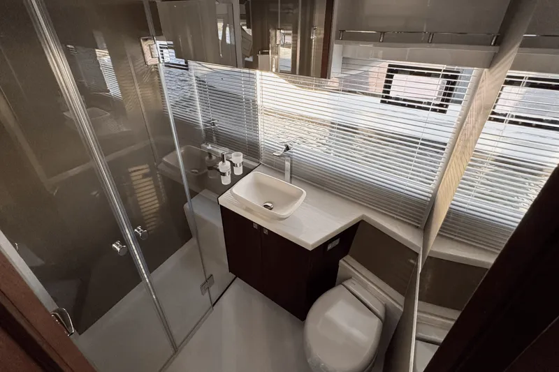 Slide: The Image of Galeon 450 HTC 2025 - 23