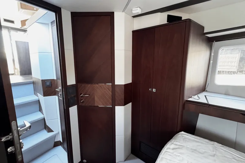 Slide: The Image of Galeon 450 HTC 2025 - 24