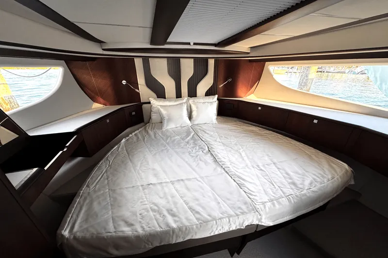 Slide: The Image of Galeon 450 HTC 2025 - 27