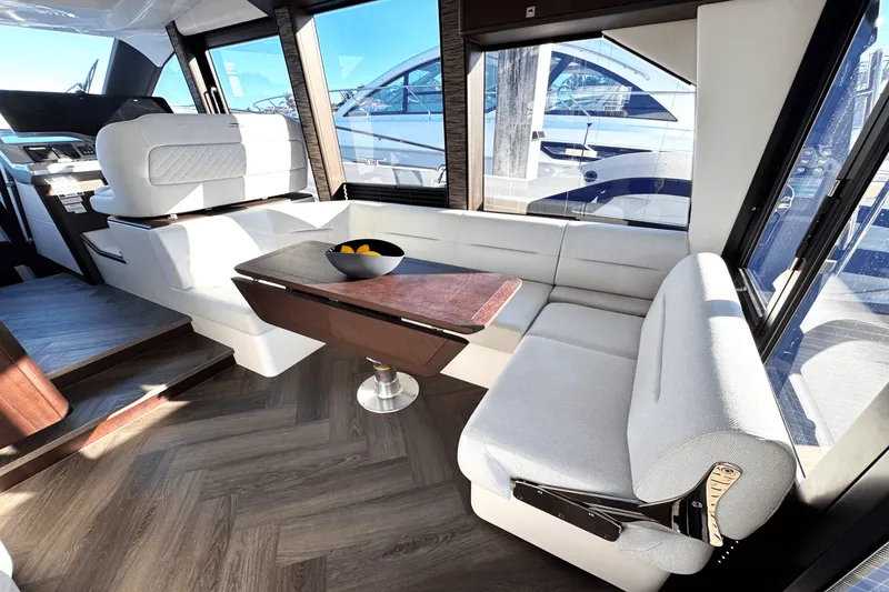 Slide: The Image of Galeon 450 HTC 2025 - 31