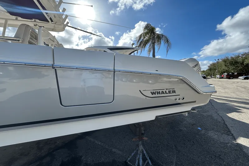 Slide: The Image of Boston Whaler 330 OUTRAGE 2018 - 1
