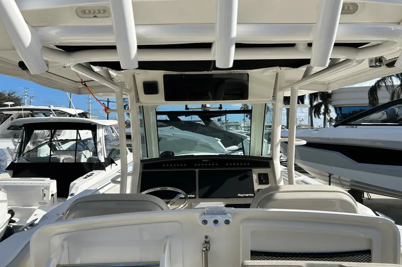 Slide: The Image of Boston Whaler 330 OUTRAGE 2018 - 10