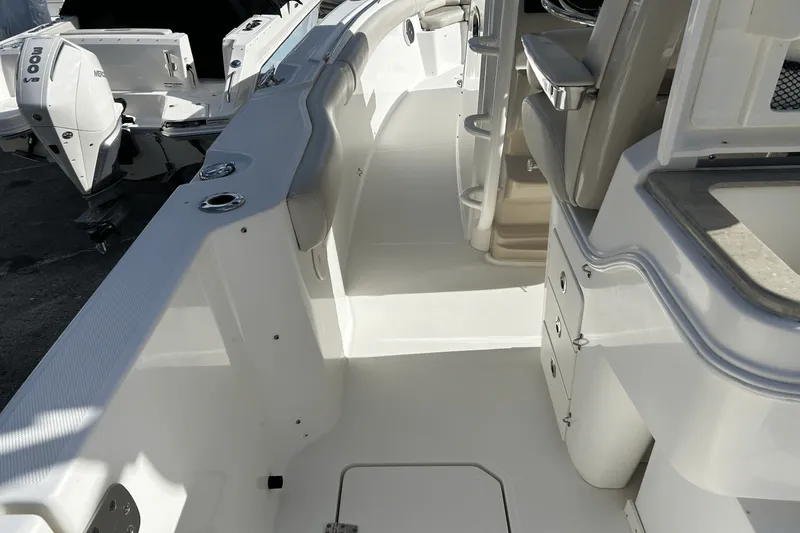 Slide: The Image of Boston Whaler 330 OUTRAGE 2018 - 12