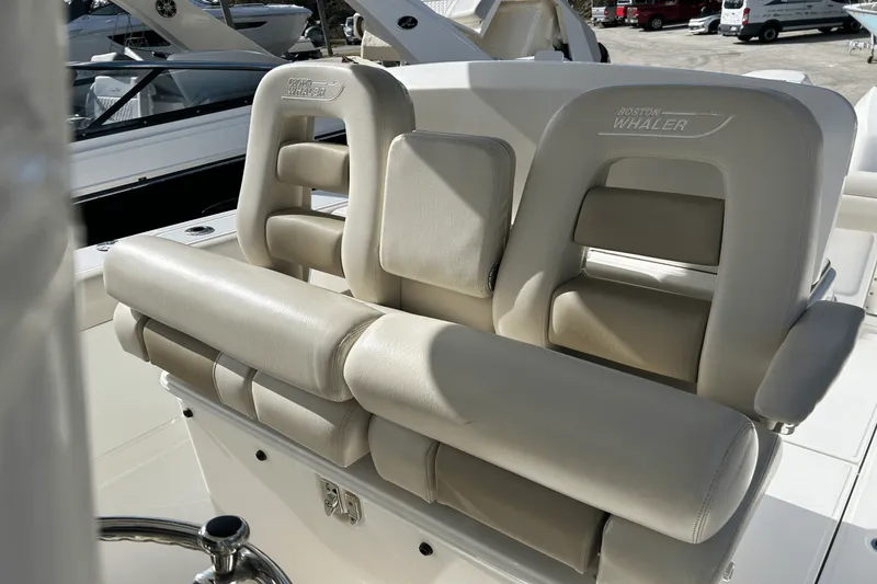 Slide: The Image of Boston Whaler 330 OUTRAGE 2018 - 14