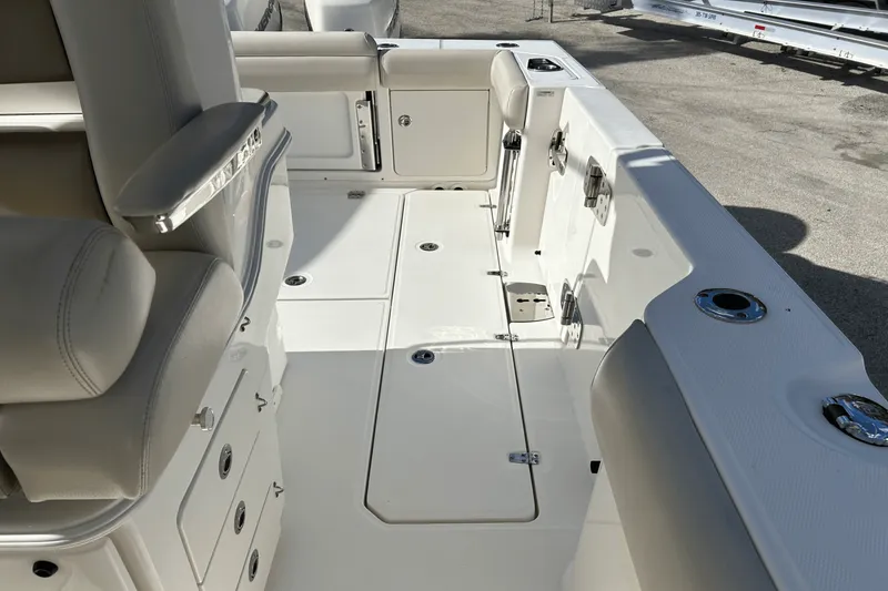 Slide: The Image of Boston Whaler 330 OUTRAGE 2018 - 16