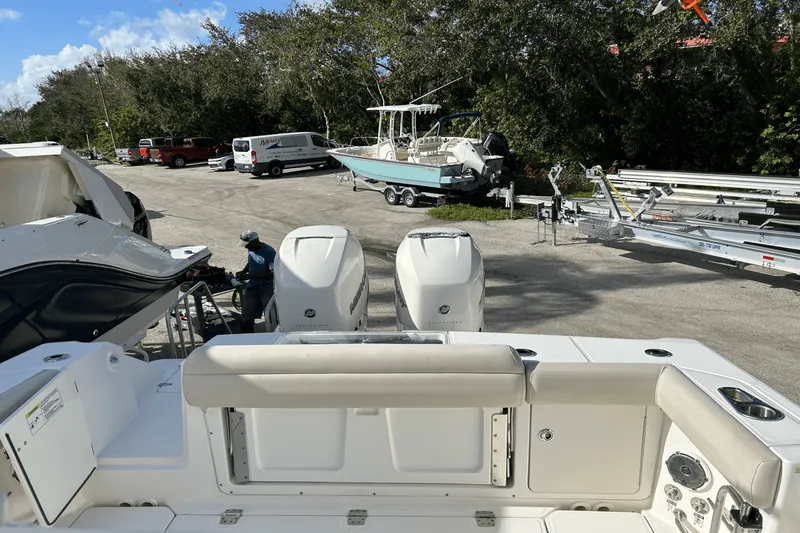 Slide: The Image of Boston Whaler 330 OUTRAGE 2018 - 17