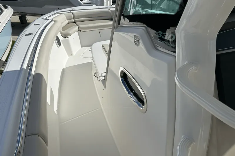 Slide: The Image of Boston Whaler 330 OUTRAGE 2018 - 19