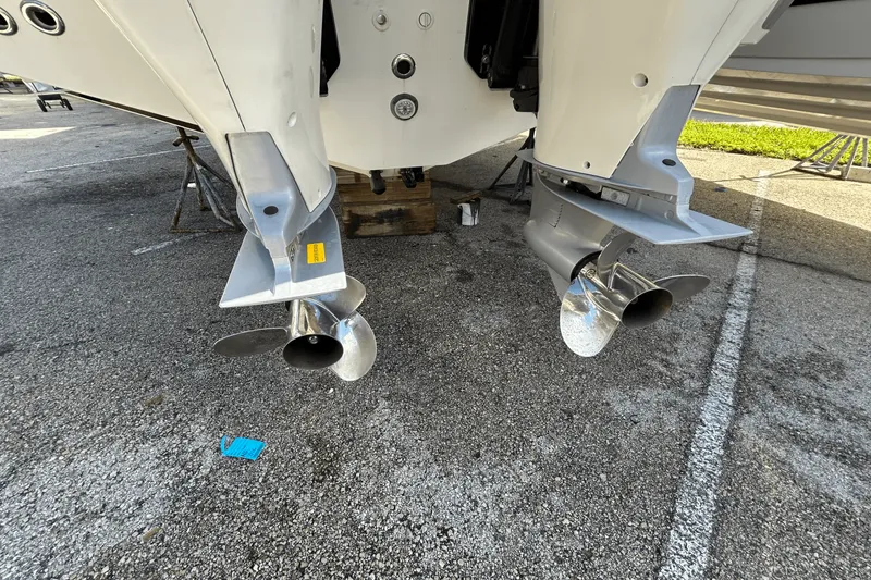 Slide: The Image of Boston Whaler 330 OUTRAGE 2018 - 2