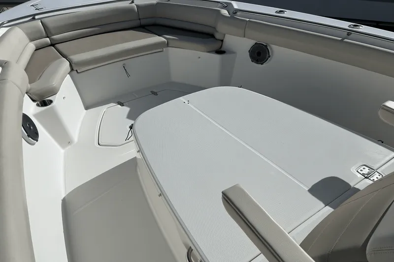 Slide: The Image of Boston Whaler 330 OUTRAGE 2018 - 20