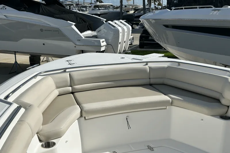 Slide: The Image of Boston Whaler 330 OUTRAGE 2018 - 21