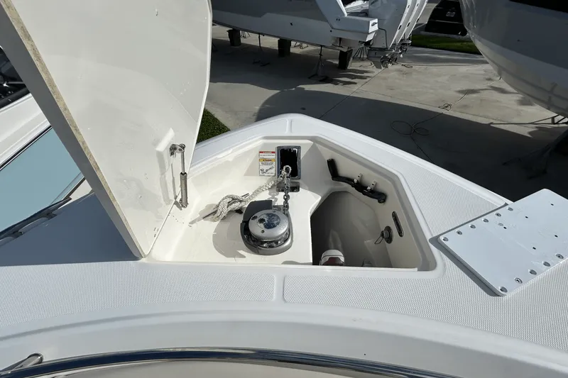 Slide: The Image of Boston Whaler 330 OUTRAGE 2018 - 22