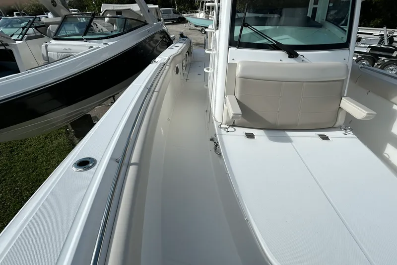 Slide: The Image of Boston Whaler 330 OUTRAGE 2018 - 26