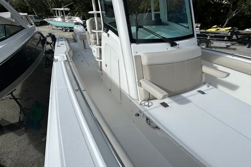 Slide: The Image of Boston Whaler 330 OUTRAGE 2018 - 28