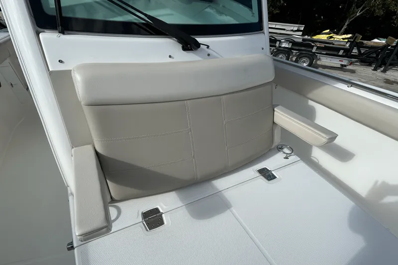 Slide: The Image of Boston Whaler 330 OUTRAGE 2018 - 29