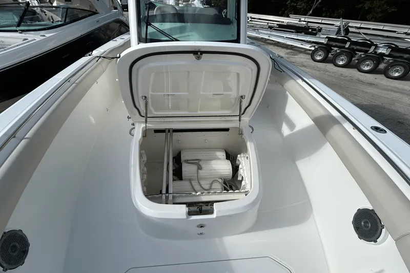 Slide: The Image of Boston Whaler 330 OUTRAGE 2018 - 30