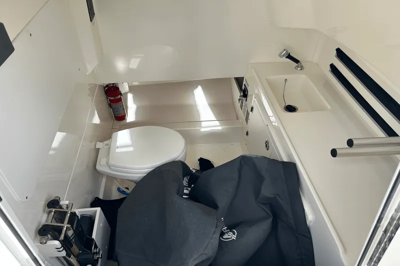 Slide: The Image of Boston Whaler 330 OUTRAGE 2018 - 32