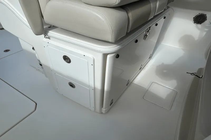 Slide: The Image of Boston Whaler 330 OUTRAGE 2018 - 34