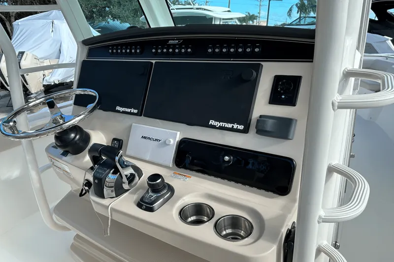 Slide: The Image of Boston Whaler 330 OUTRAGE 2018 - 35