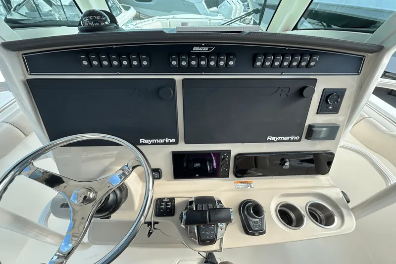 Slide: The Image of Boston Whaler 330 OUTRAGE 2018 - 36