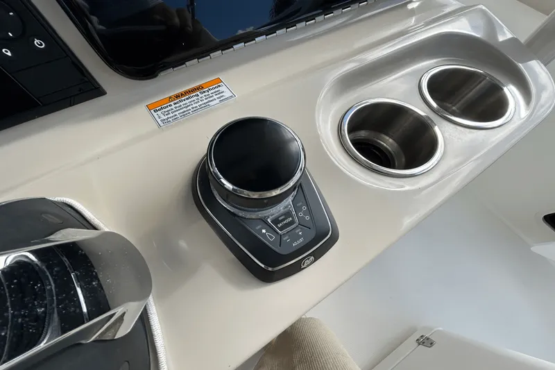 Slide: The Image of Boston Whaler 330 OUTRAGE 2018 - 37
