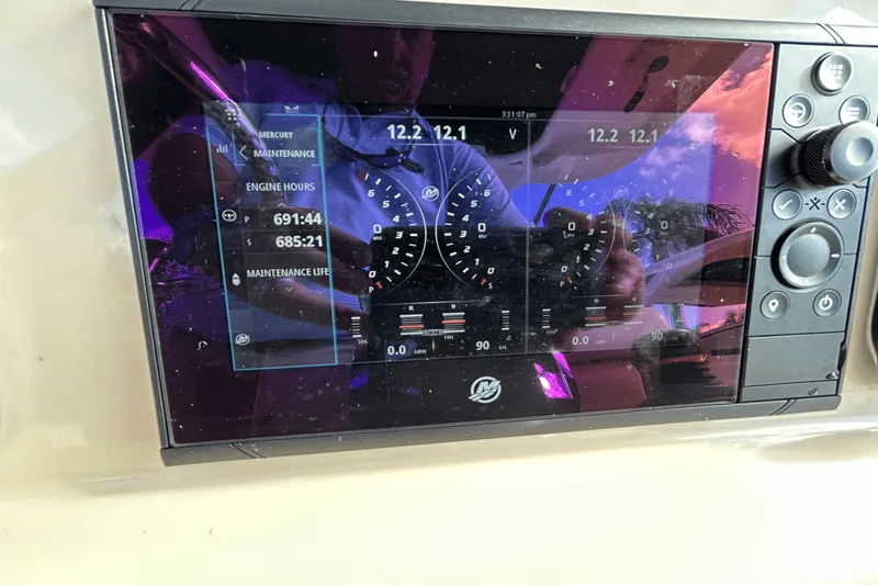 Slide: The Image of Boston Whaler 330 OUTRAGE 2018 - 39