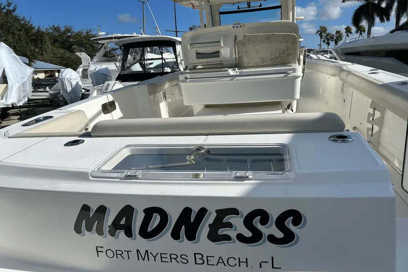 Slide: The Image of Boston Whaler 330 OUTRAGE 2018 - 4