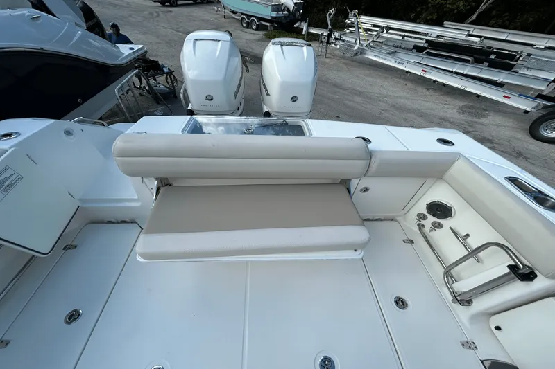Slide: The Image of Boston Whaler 330 OUTRAGE 2018 - 41