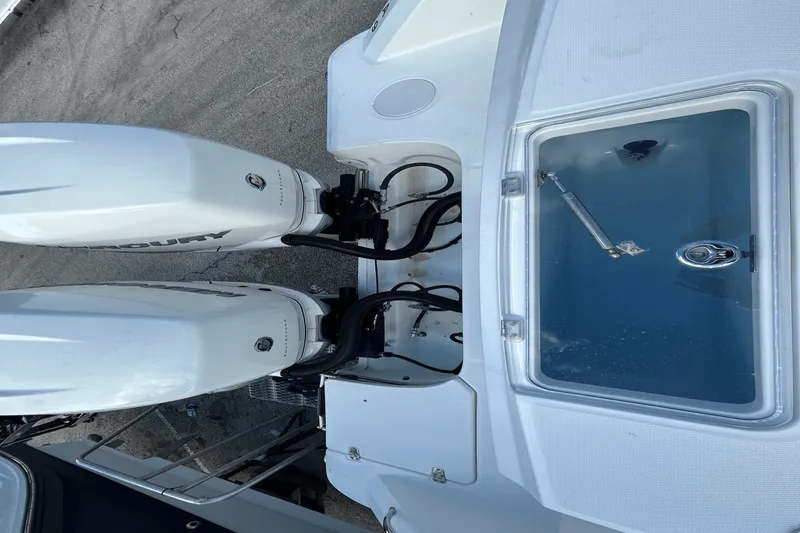 Slide: The Image of Boston Whaler 330 OUTRAGE 2018 - 44